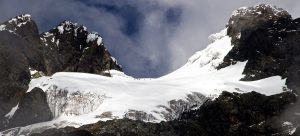 マルゲリータ、アレグザンドラ両ピークの間に残る氷河