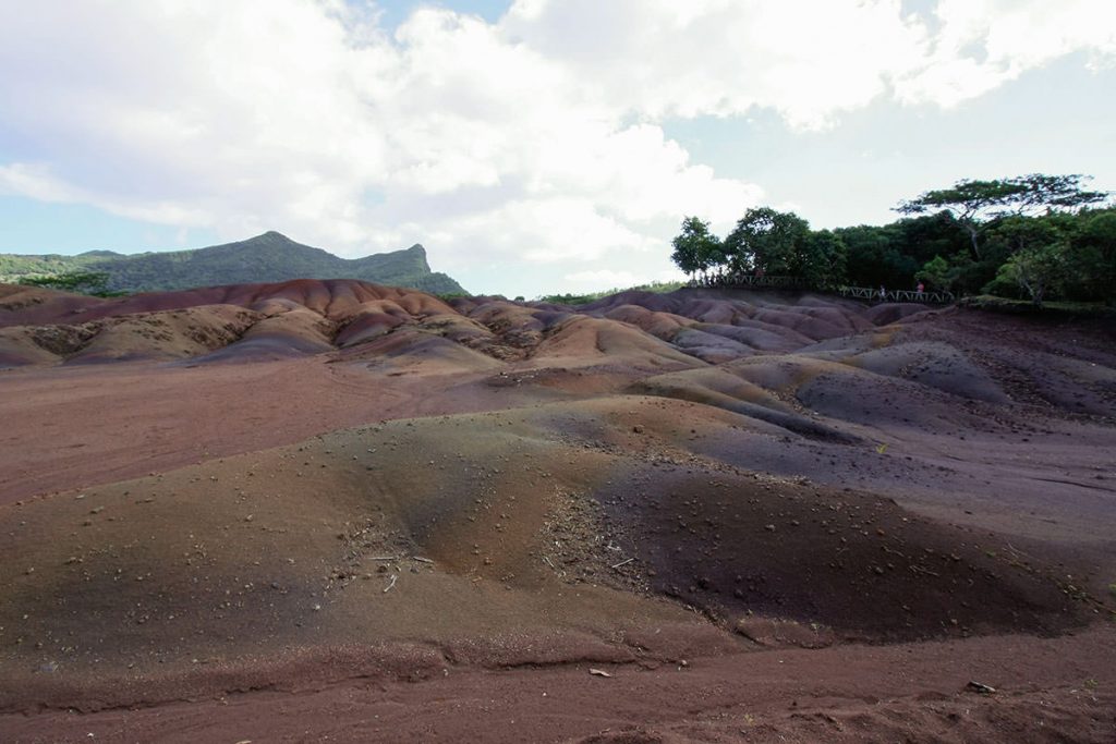 溶岩に含有される成分の違いにより色が変わる七色の大地
