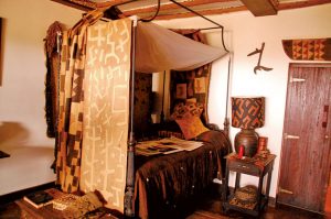 西アフリカ・テイストでシックにまとめられたベッドルーム。