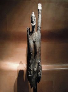 ドゴン族（マリ）両性具有の立像　10～11世紀　210×37×22cm この立像はHelen&Philippe Leloupさんの協力とAXA財団の援助によりフランス政府が取得したものである。 (Musee du Quai Branly)