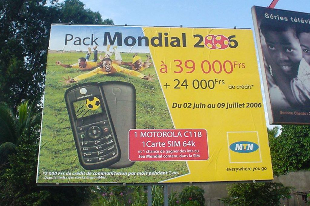 携帯電話会社MTNのワールドカップ期間中のキャンペーン広告。モトローラの電話機と24,000CFAフラン（約4,800円）の通話料込みで39,000CFAフラン（約7,800円）