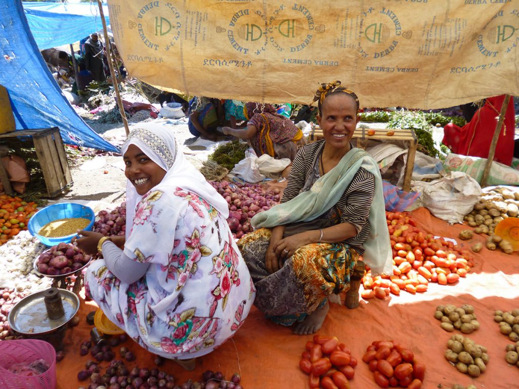 こちらはエチオピアで2番目に大きいマーケットにて。（バチの月曜市）。野菜や果物など基本量り売りです。