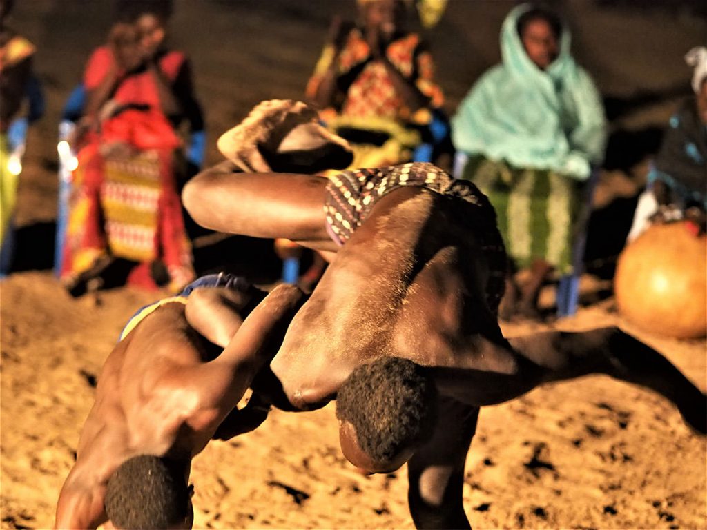 若者たちが相撲の特訓。セネガルでは伝統相撲（タイゾン）が全国民的に人気です。