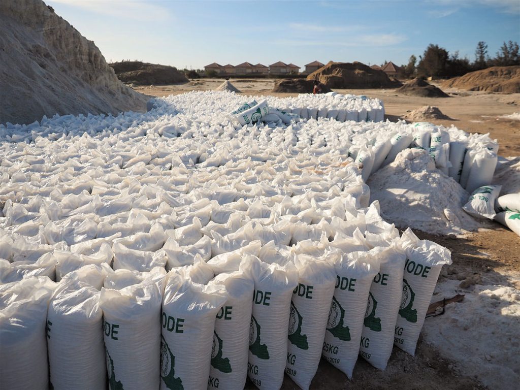 袋詰めにされた塩は、国外の内陸国へも輸出されています。