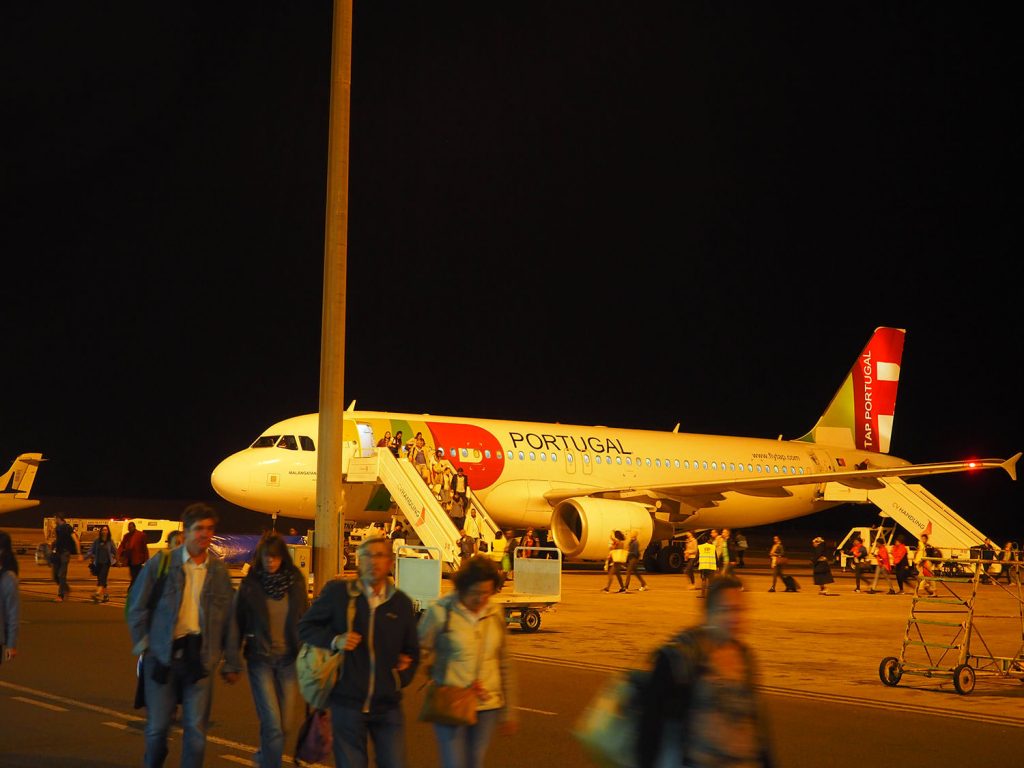 随分寄り道が長かったですが、ポルトガル航空にてようやく深夜に到着。