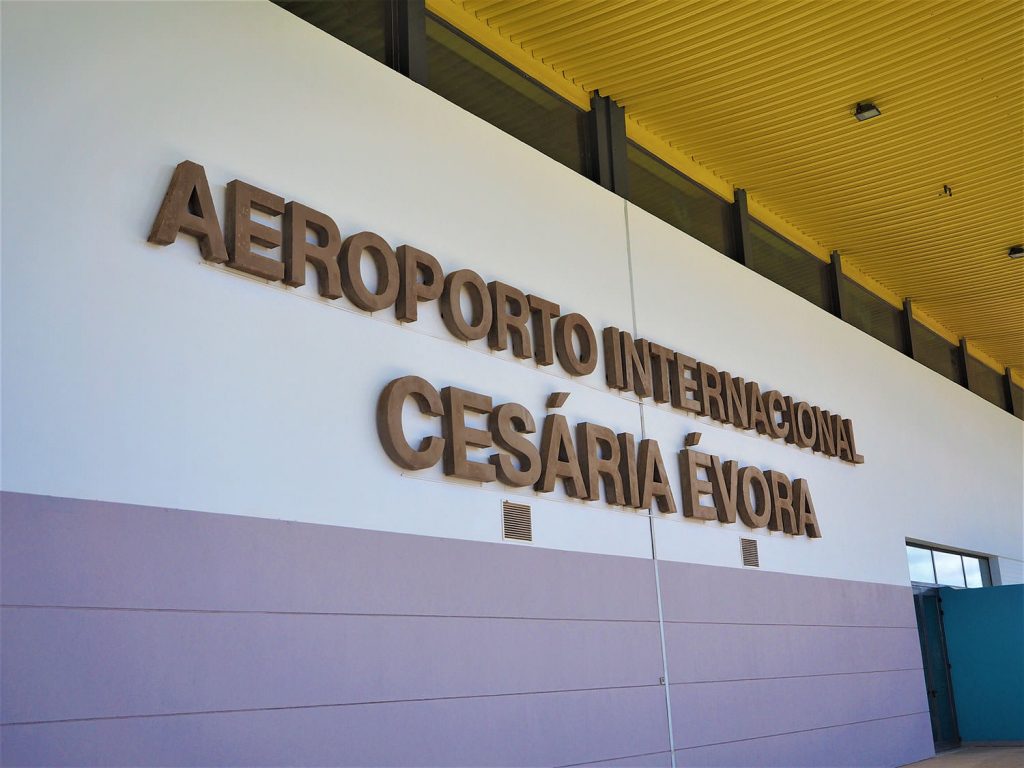 サン・ヴィンセンテ島は世界的に活躍をした裸足の歌姫、故セザリア・エヴォラの出身島でもあり、空港は彼女の名を冠しています。