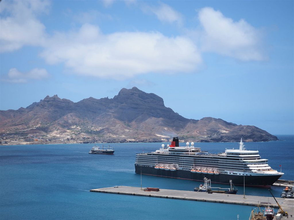ヨーロッパの豪華客船も寄港。後ろの山は、人が上を向いている横顔に見えることで有名です。
