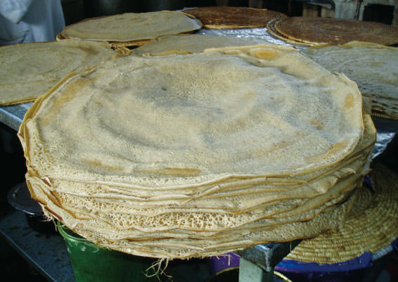 テフの粉を発酵してつくるインジェラ