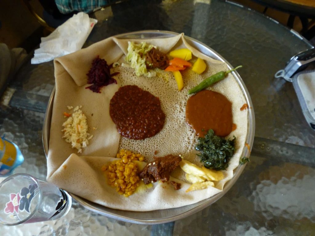 ツアー中の食事はエチオピアの国民食インジェラ！