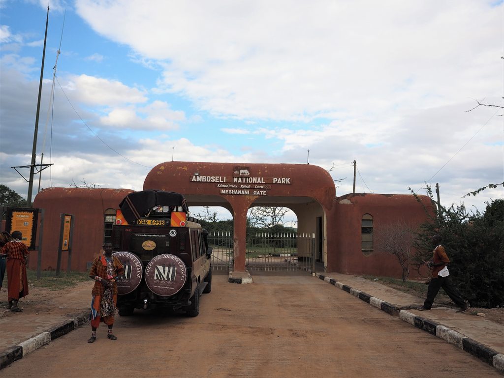 ケニアで最初の国立公園はアンボセリ国立公園。国境のナマンガから程近い場所にあります。