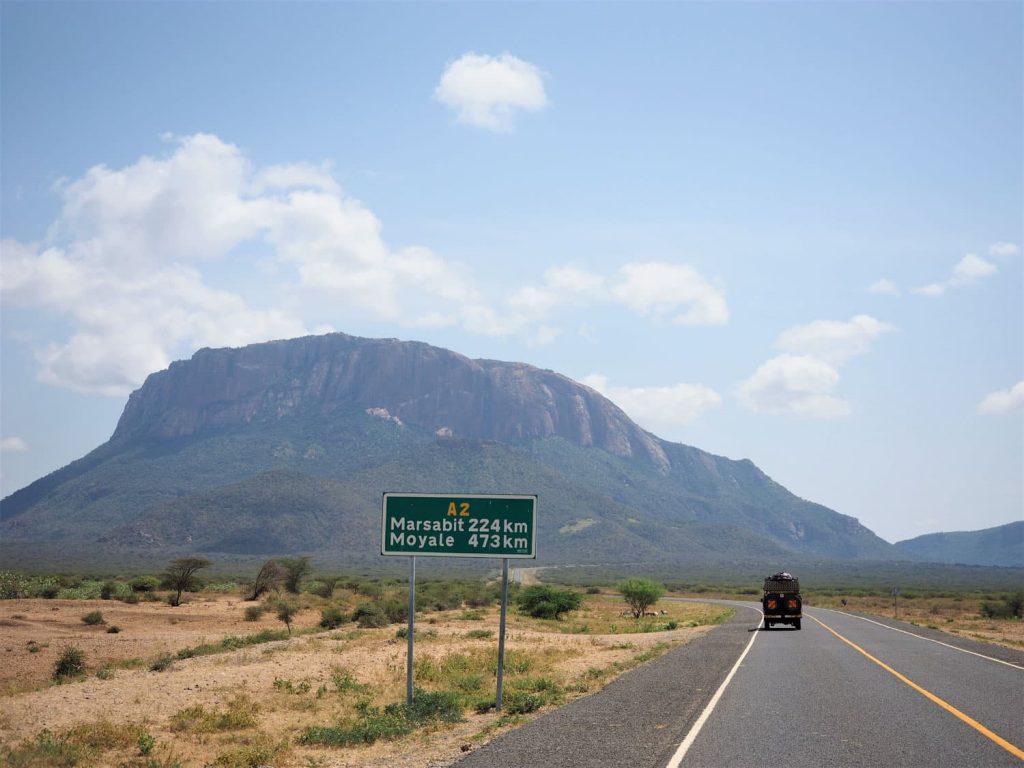 エチオピアとの国境の町Moyaleの名前が看板に出てきました。正面に聳えるのはケニアのテーブルマウンテン。まだこの辺りは舗装路が続きます。