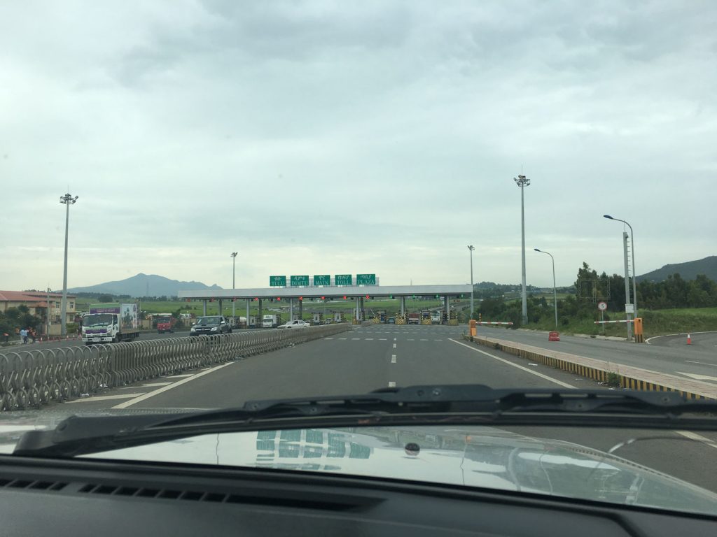 エチオピアにも最近、高速道路ができました。渋滞もなく快適です。