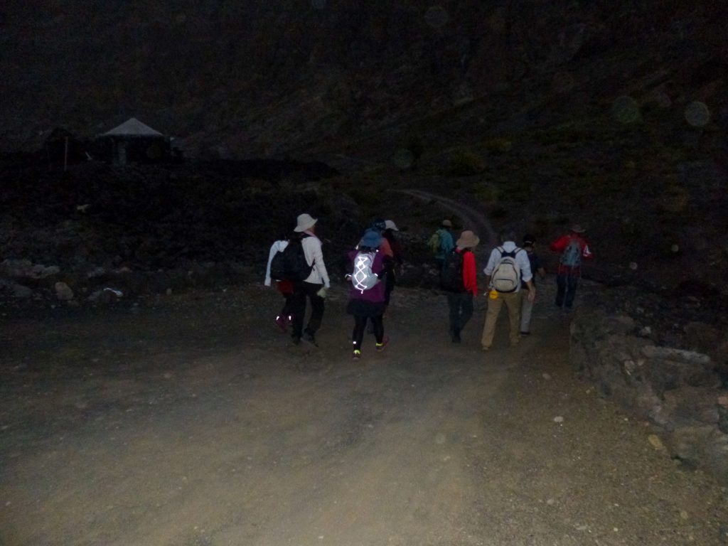 いよいよ、カノ山へのトレッキングです。朝薄暗い頃に宿を出発します。まずは平たんな道、そして村の中を歩きます。