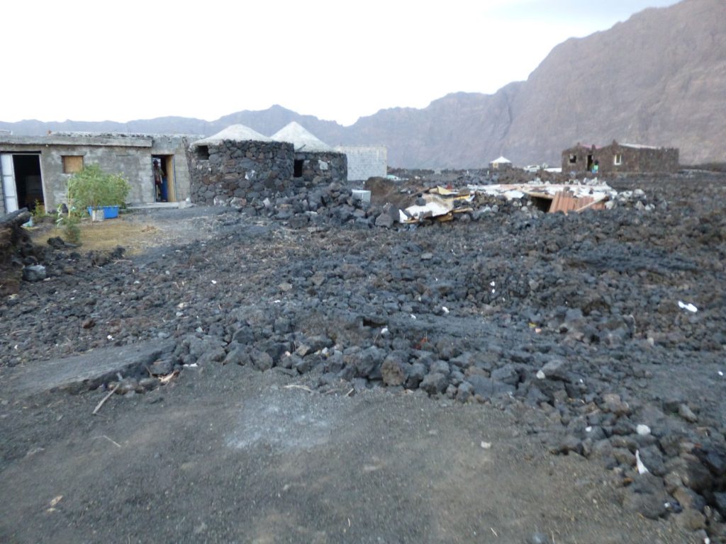 村は2014年の噴火で溶岩に埋め尽くされてしまっていました。何度も繰り返す噴火に避難を余儀なくさせられている村の人々。溶岩の上には、戻ってきている村の人々が新たな建物も建設中！