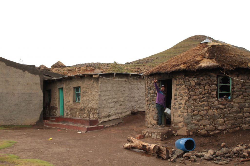 村では民家の一室を借りて宿泊。伝統的なバソトハット