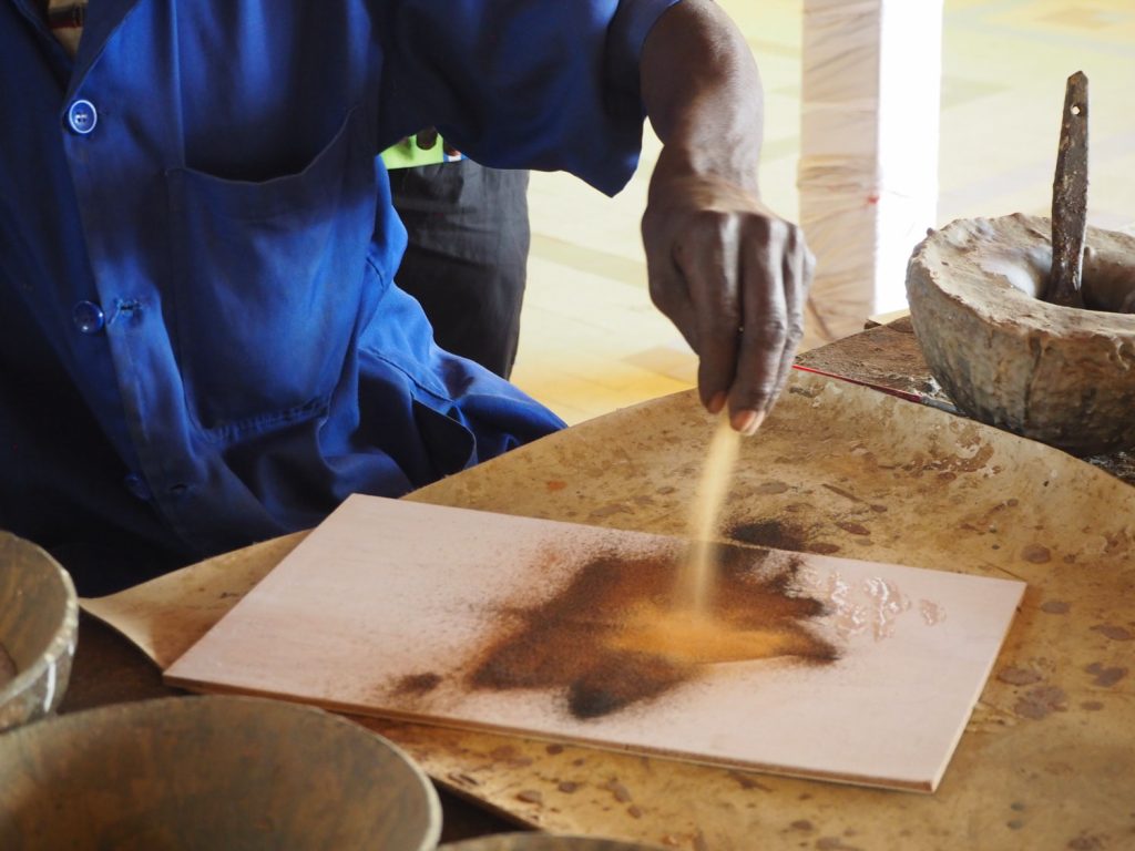 セネガル特産品ともいえる、砂絵。色とりどりの砂を何重にも重ね描いていき、人々の暮らしを生き生きと描いていきます。