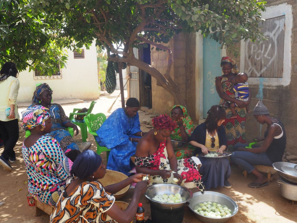 マンゴーの木の下でガールズトークをしながらお料理。子どもの面倒は、村の女性みんなで。