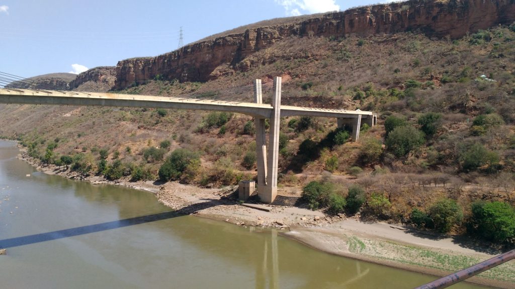 途中に通過した青ナイル峡谷にかかる橋。日本のODAにより建設