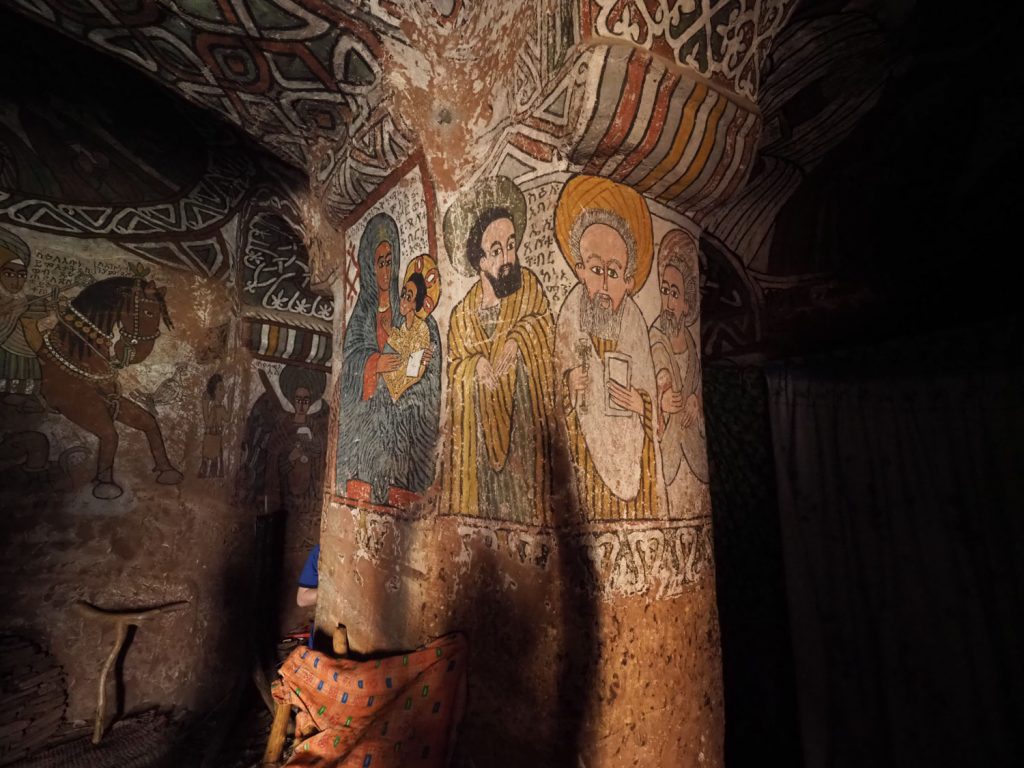 壁画が美しい、アブーナ・イェマタ修道院の内部