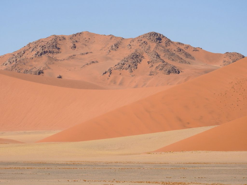 ナミブ砂漠は砂丘だけでなく、少しの岩山もあります。黒っぽい岩、赤い砂、白い砂のコントラストがみごとです。8000万年前にできた世界最古の砂漠で世界遺産に登録されています。