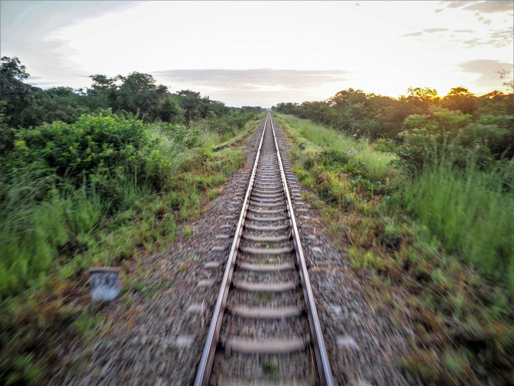 『TAZARA鉄道』は駅以外は単線です。ひたすら一本の線路がどこまでも続きます。