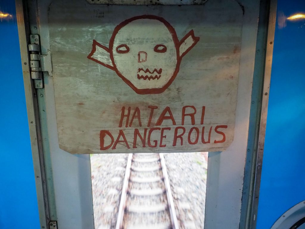 列車の最後尾はこんな感じ、『HATARI』とはスワヒリ語で『危険！』です、見ればわかりますね。