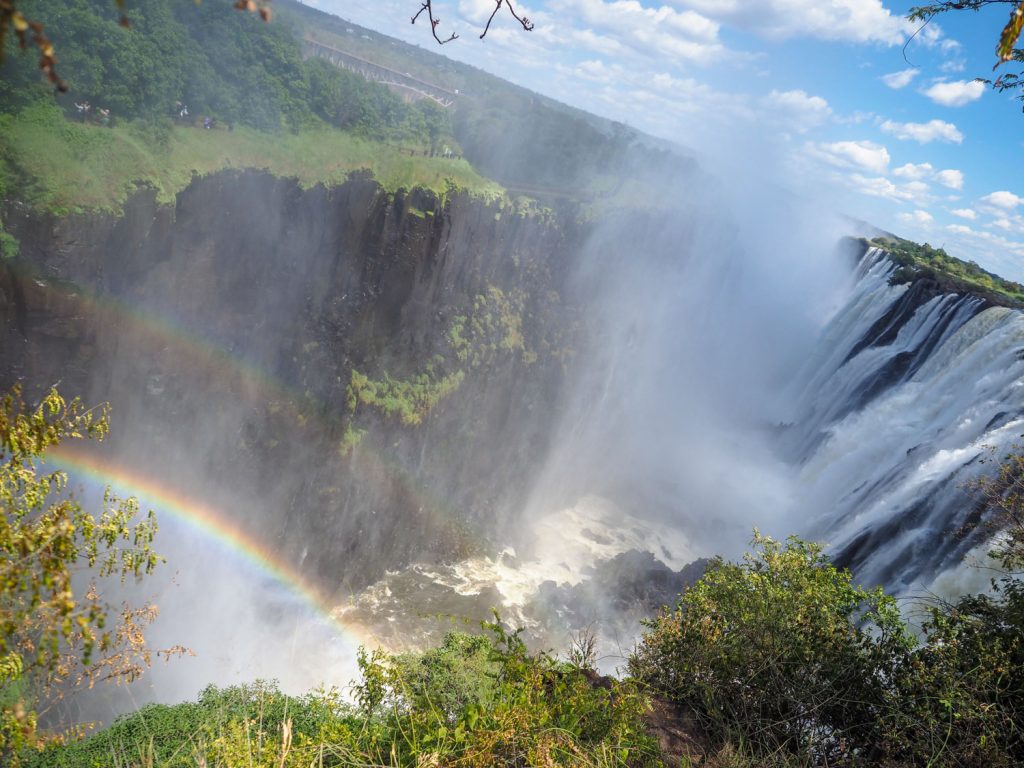 ジンバブエ側と違って、ザンビア側では、滝のギリギリ際まで近づく事が出来るのでより迫力があります。