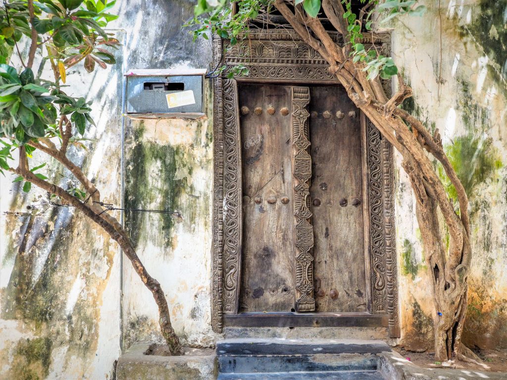 家々の扉は美しいレリーフが彫り込まれたスワヒリ建築。時代に合わせて様々なスタイルがあります。