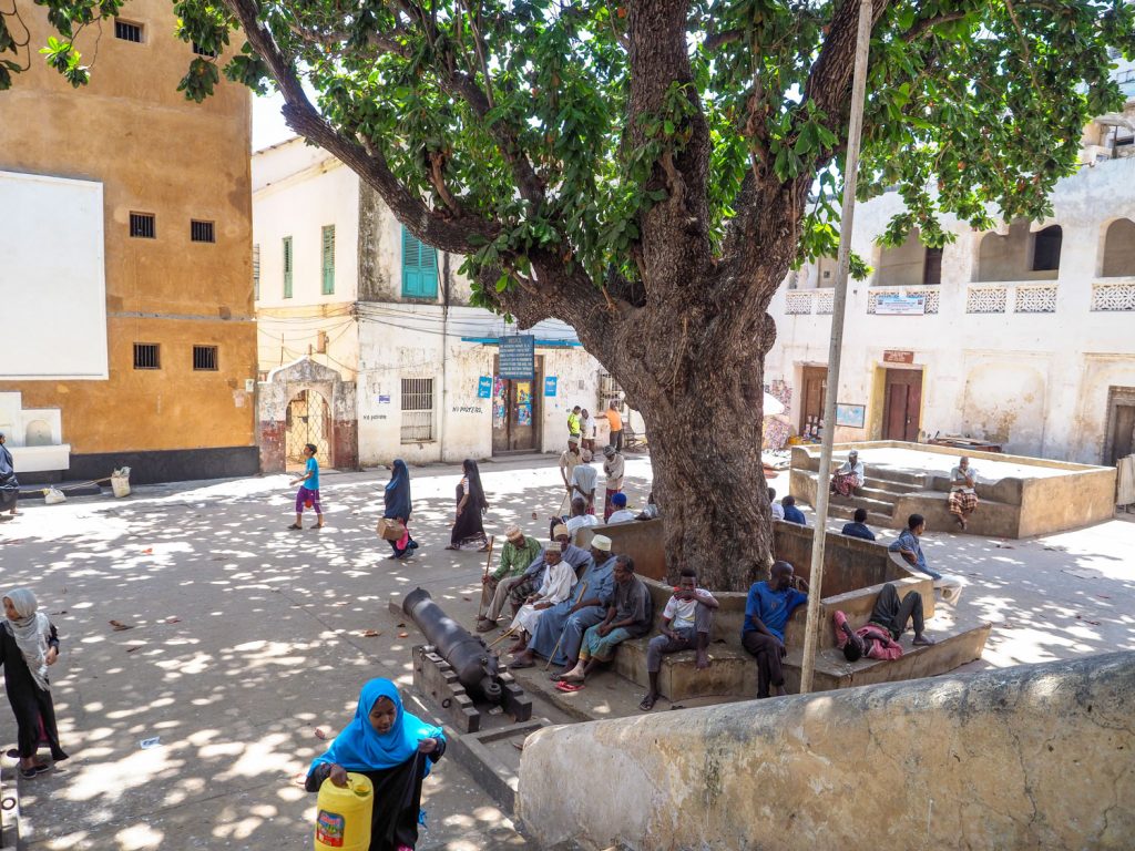 旧市街の中心にある憩いの広場。イスラムの島でもあるラムは、どこからともなくコーランが聞こえてきます。