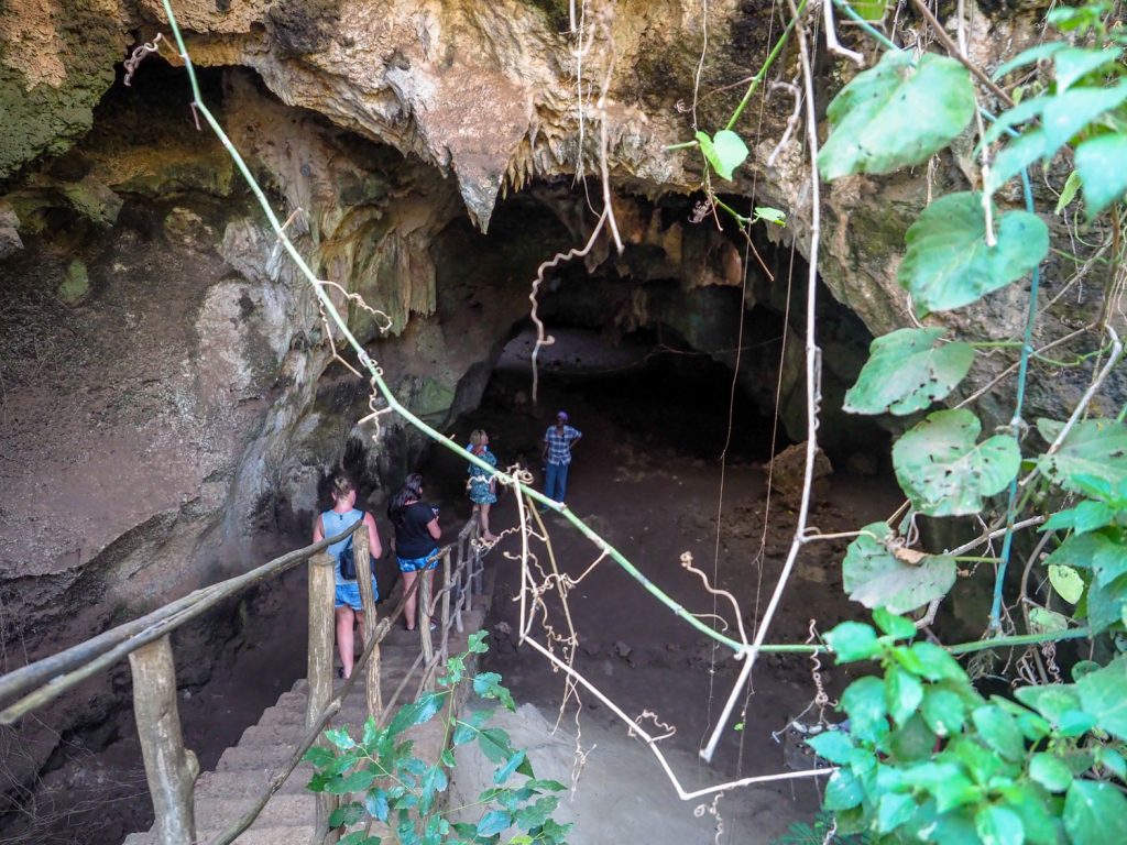 奴隷の集積場所だったシモニ洞窟。内部は蝙蝠の巣となっており、非常に劣悪な衛生環境。胸の詰まる場所でした。