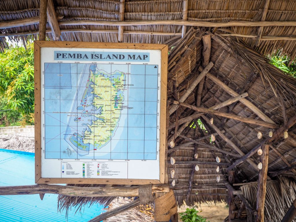 ペンバ島の地図。島の周囲に点在する小さな無人島の数々も興味深いです。