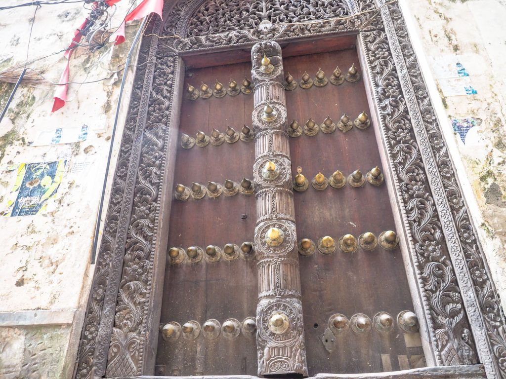 立派なザンジバル式ドア。争いが起きた時の備えに、外側へ向かって突起状の装飾が施されているのが特徴です。