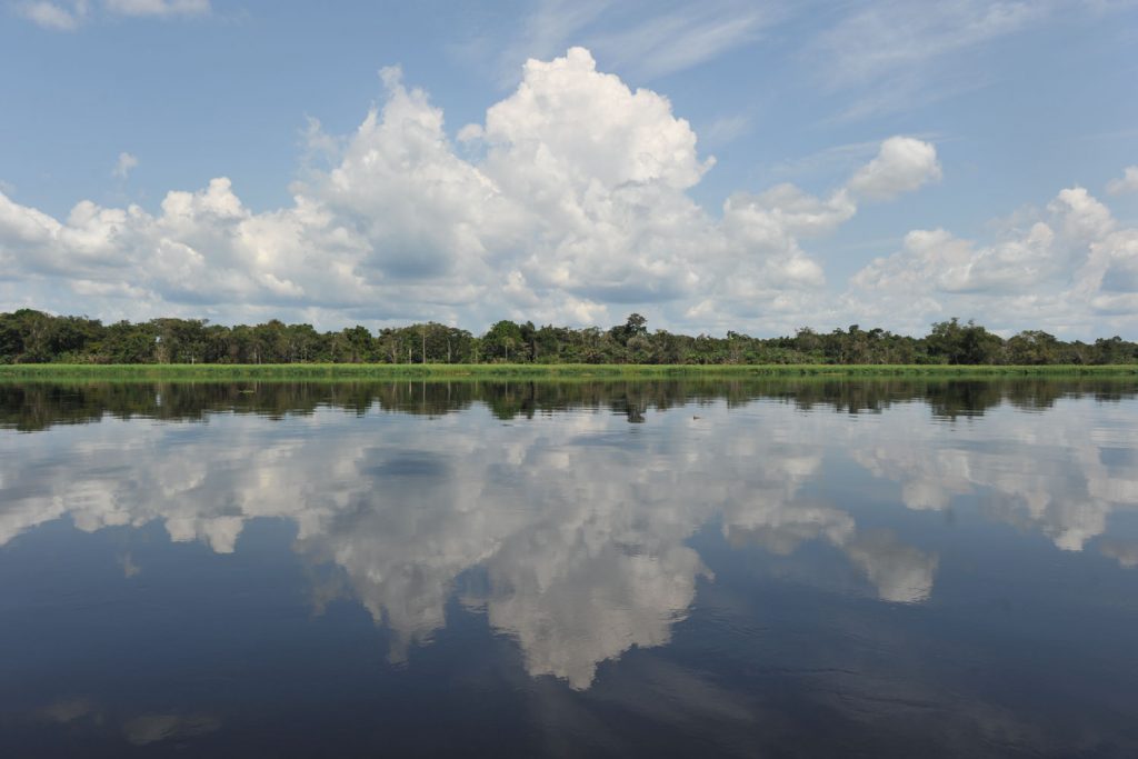 空を映し出す鏡のように輝くコンゴ川