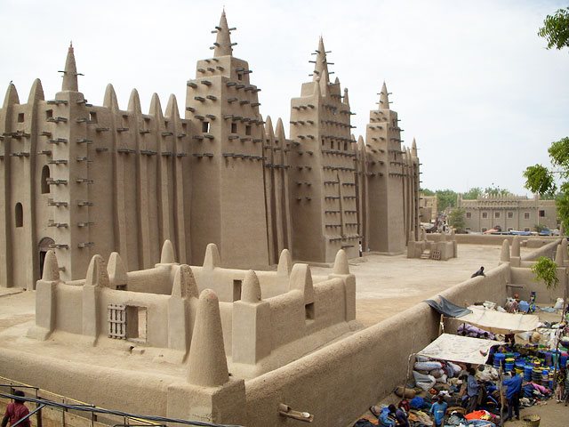 毎年修復される、西アフリカのマリ・ジェンネにある泥のモスク