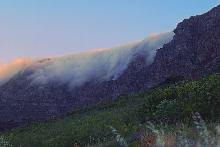 自然の神秘！絶壁から雲が流れ落ちるケープタウンの「テーブルクロス現象」