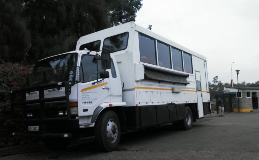 アフリカ、オーバーランドツアーの改造トラック