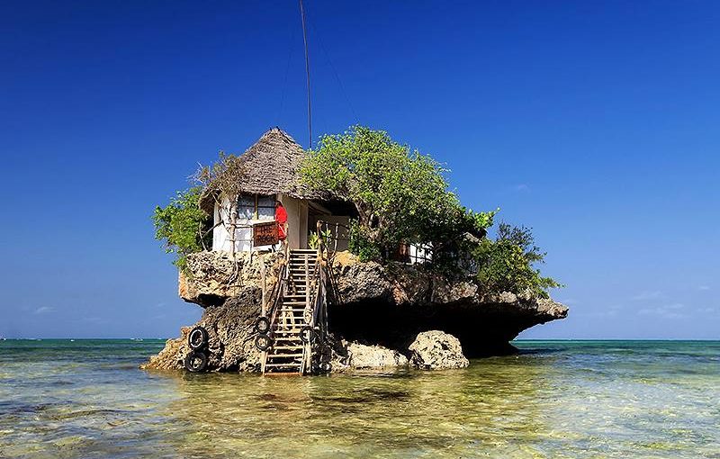 タンザニア、ザンジバル島にある海の上のレストラン 「ザ・ロック」