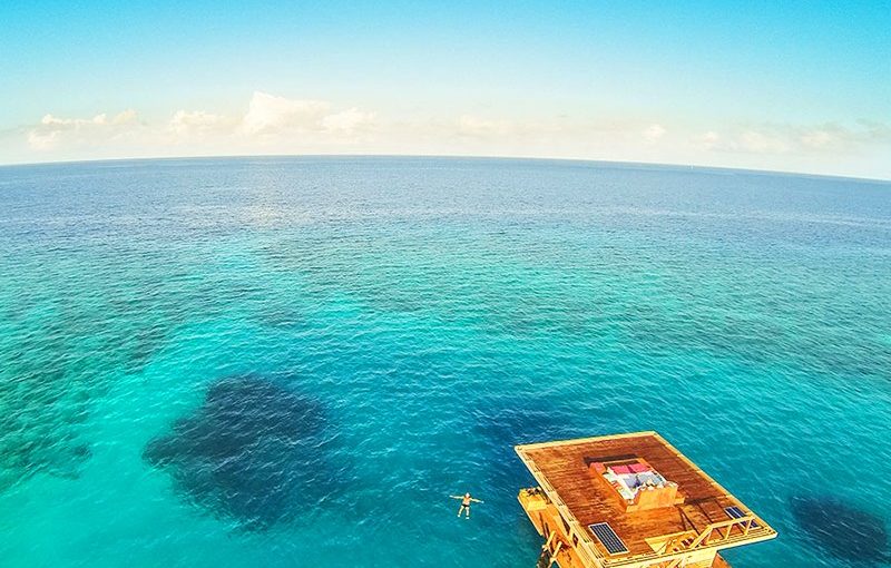 タンザニアのペンバ島にある「マンタ・リゾート」は海の上のリゾート