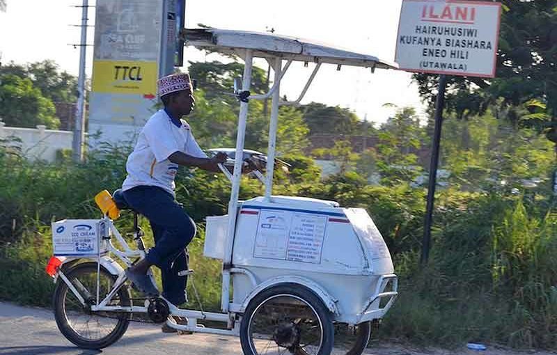 タンザニアの移動販売アイスクリーム屋さん