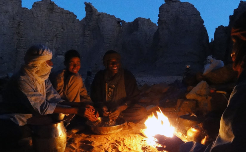 サハラ砂漠の砂で焼く、遊牧民のパン