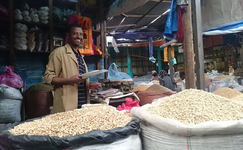 エチオピア市場で買えるおやつ、コロとシュンブラ