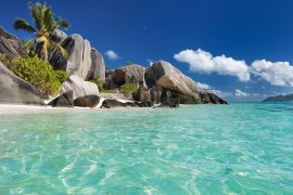 世界で最も美しいビーチの一つといわれる「アンス・スース・ダルジャン」