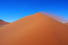 お約束のナミブ砂漠、デューン（砂丘の意味）４５。比較的（というより最も？）登りやすい砂丘。