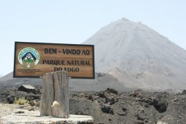 カーボ・ヴェルデ最高峰(2,829m)のカノ山(Pico do Fogo)。活火山で、メインの火口からの噴火は、1675年が最後だが、1995年に山の西側山腹より噴火。1995ピークと名付けられている。