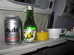 今回利用した機内の復路での日本のビールとお酒のサービス。