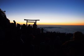 2014年7月、高所トレーニングのため富士山へ。美しいご来光を楽しみました。