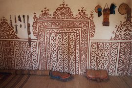 家の中にも、アラベスク模様の装飾がなされています。室内にはゴザが敷かれ、靴を脱いであがります。
