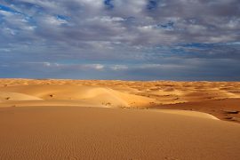 シンゲッティの北東方向から、おそらく延々アルジェリア領内まで続く砂丘地帯が始まっています。