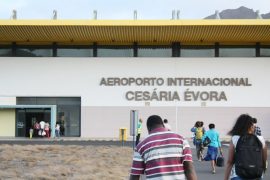 世界的に活躍をした裸足の歌姫、故セザリア・エヴォラの出身島でもあり、空港は彼女の名を冠している。