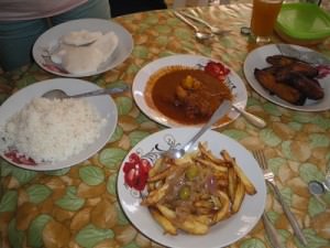 首都のワガドゥグで、地元の大衆レストランでの食事